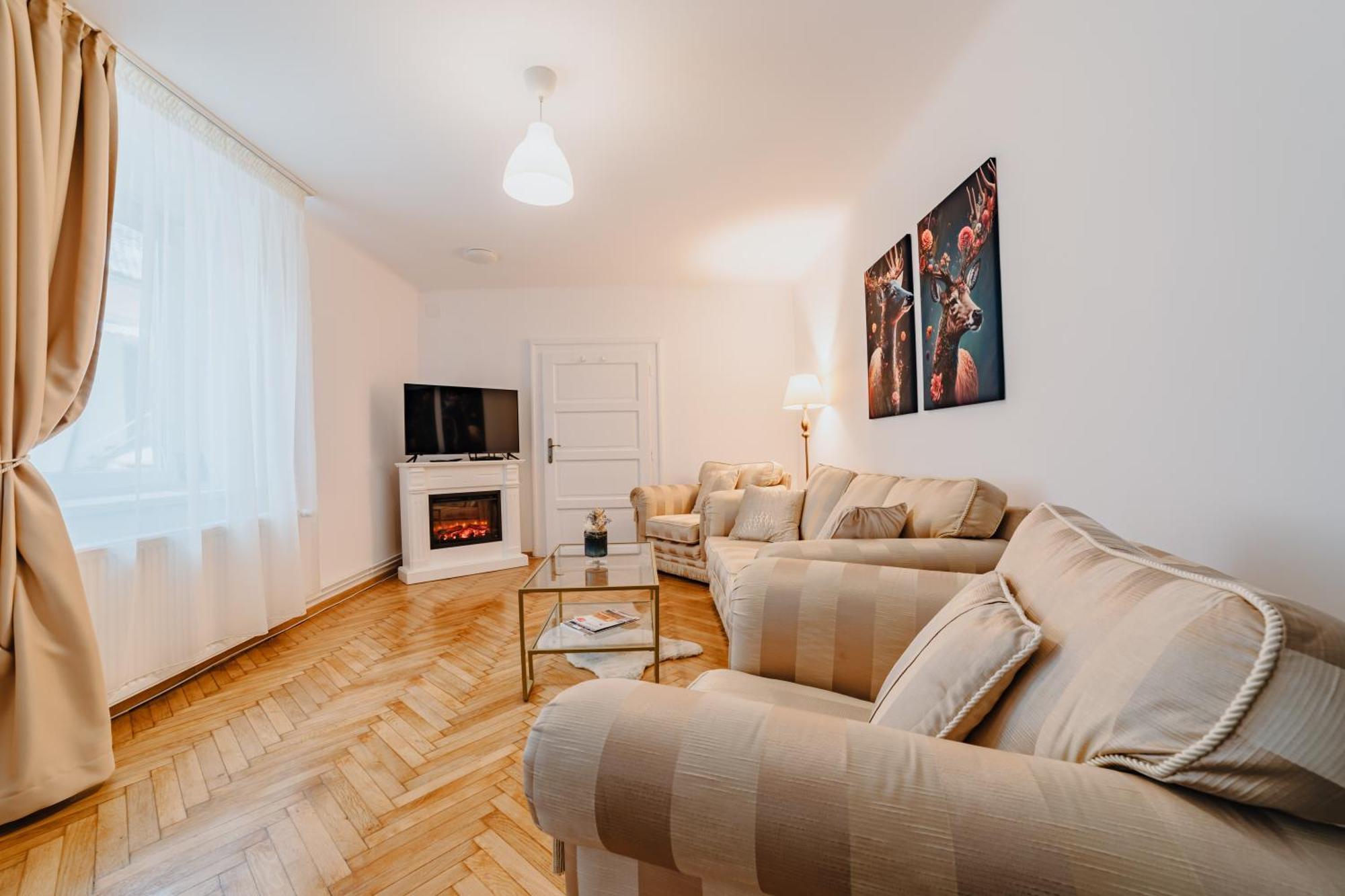 Anastasia Apartments With Parking Braşov Buitenkant foto